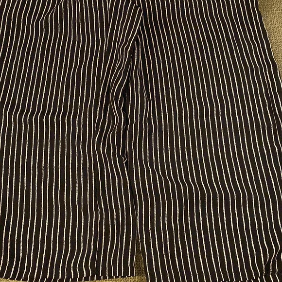 Flowy Wide-Leg Polyester Pants with Vertical Stripes - Picture 2 of 4